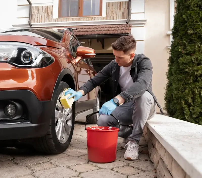 Lavage auto à domicile Saint-Amant-de-Nouère : professionnel intervenant sur un véhicule